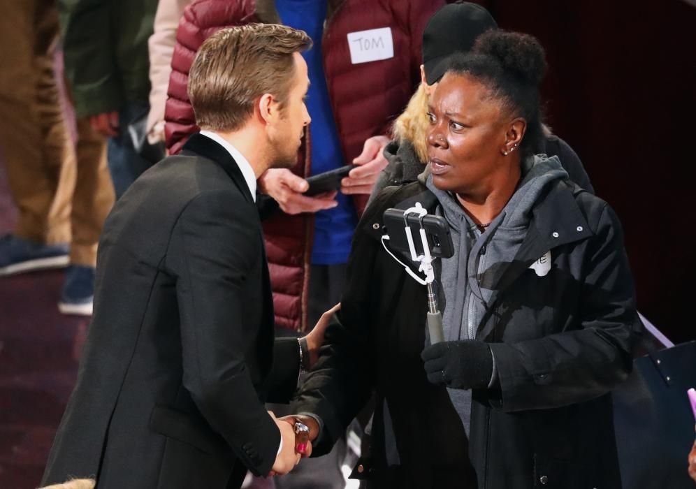 Una turista le da la mano a Ryan Gosling durante el divertido momento de la gala de los Oscar.