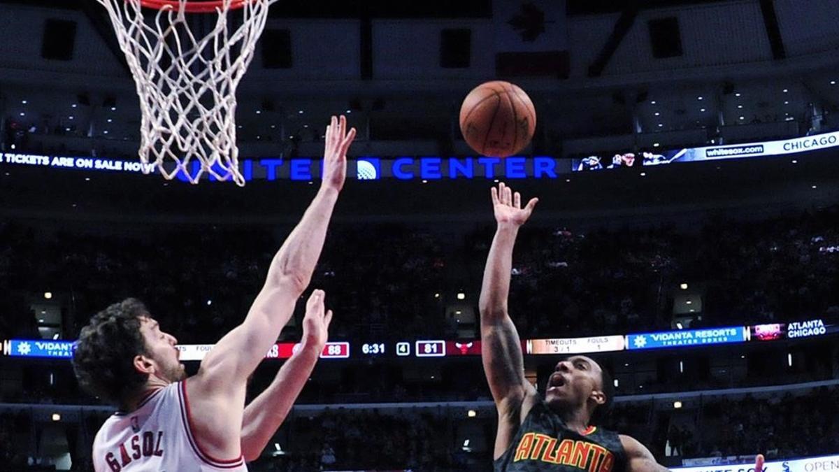 Los Bulls se alejan de playoffs tras perder con los Hawks