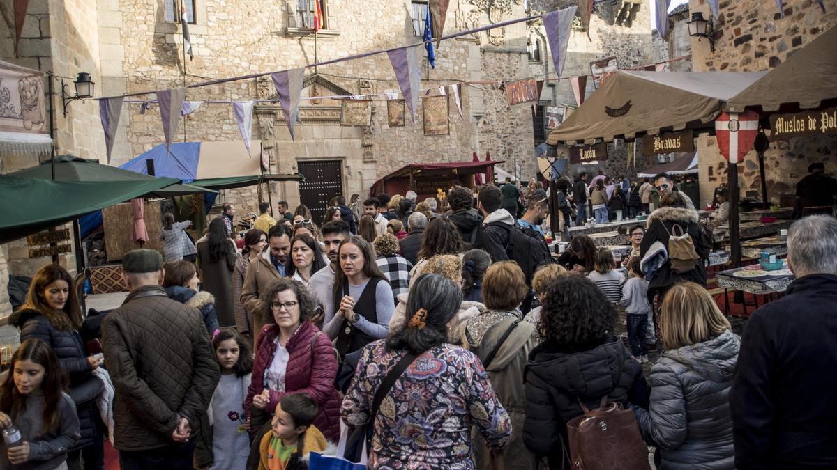La plaza de Santa María repleta de gente en la pasada edición del Mercado Medieval de las Tres Culturas.