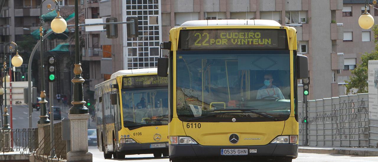 Dos autobuses urbanos circulan por la calle Progreso.