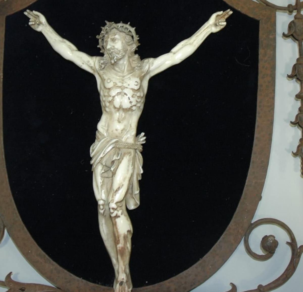 Imagen del Cristo de marfil, datado entre las décadas de los setenta y noventa del siglo XX, que fue incautado en este caso.