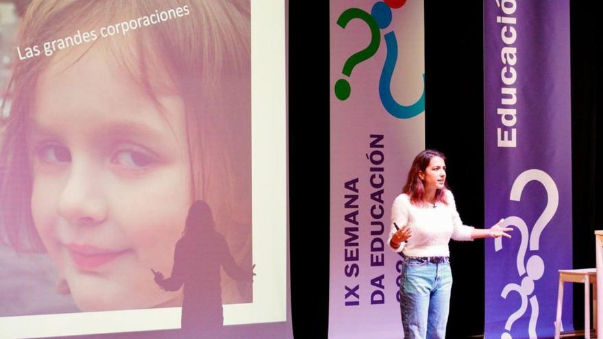 Rocío Vidal, durante su intervención en la Semana da Educación de Tomiño en el auditorio de Goián.