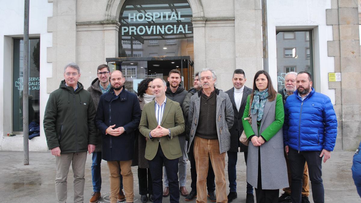 Regades, con alcaldes y portavoces del PSOE en el área sanitaria, ante el Hospital