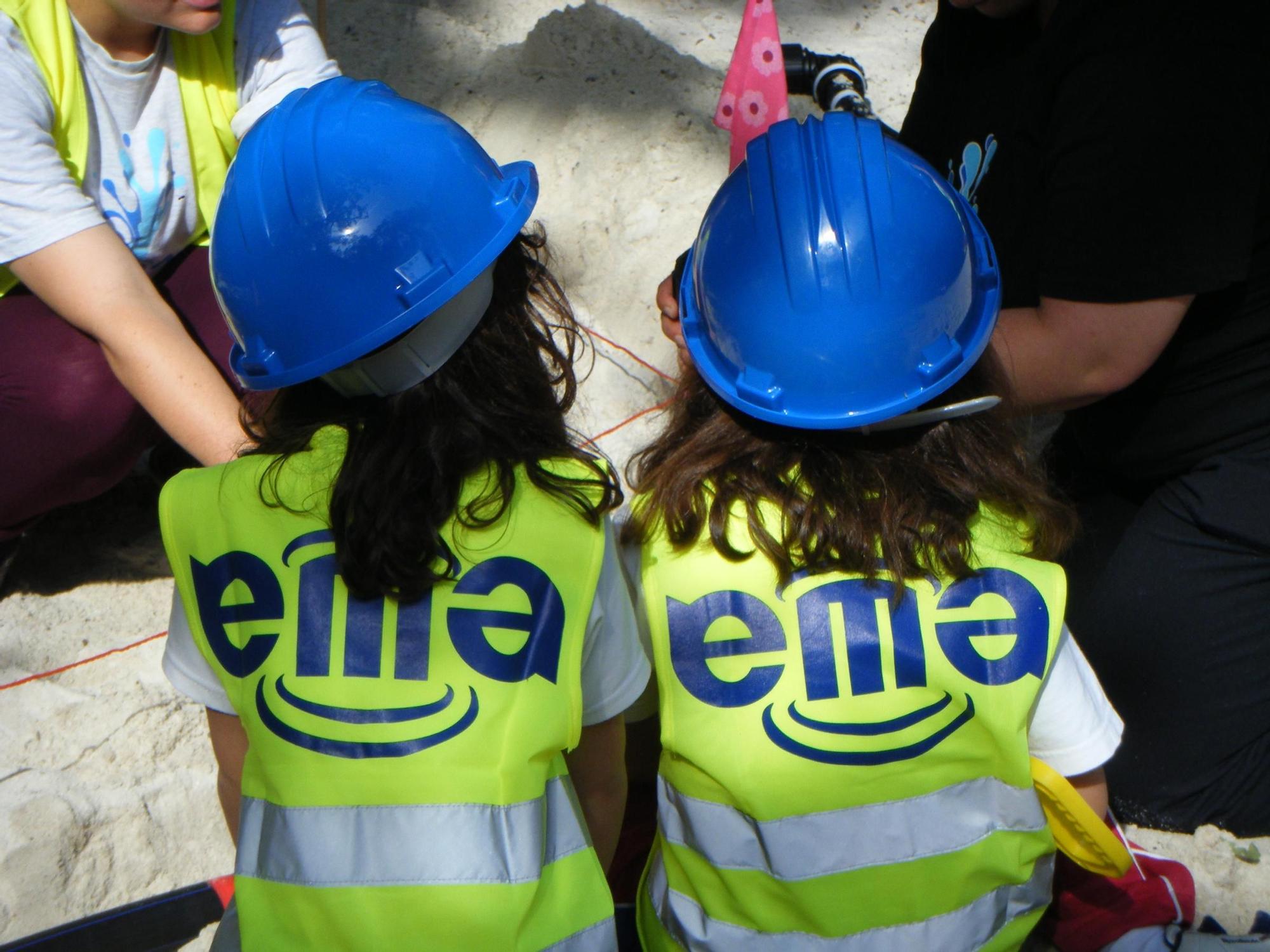 Dos niñas con un chaleco de la EMA durante una visita a sus instalaciones.