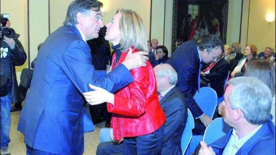 Ovidio Sánchez saluda a Pilar Fernández Pardo, al inicio de la reunión del comité ejecutivo del PP.