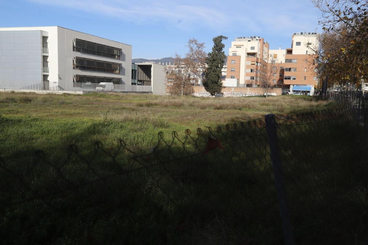Solar donde se ubicará el futuro centro médico de Sanitas, en la zona donde se ubicaba la antigua Noreña, junto al centro de salud Castilla del Pino