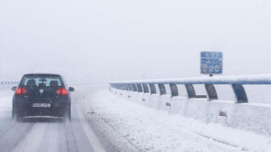 Varios tramos de las carreteras A-136 y A-139, en la provincia de Huesca, continúan en nivel rojo por nieve