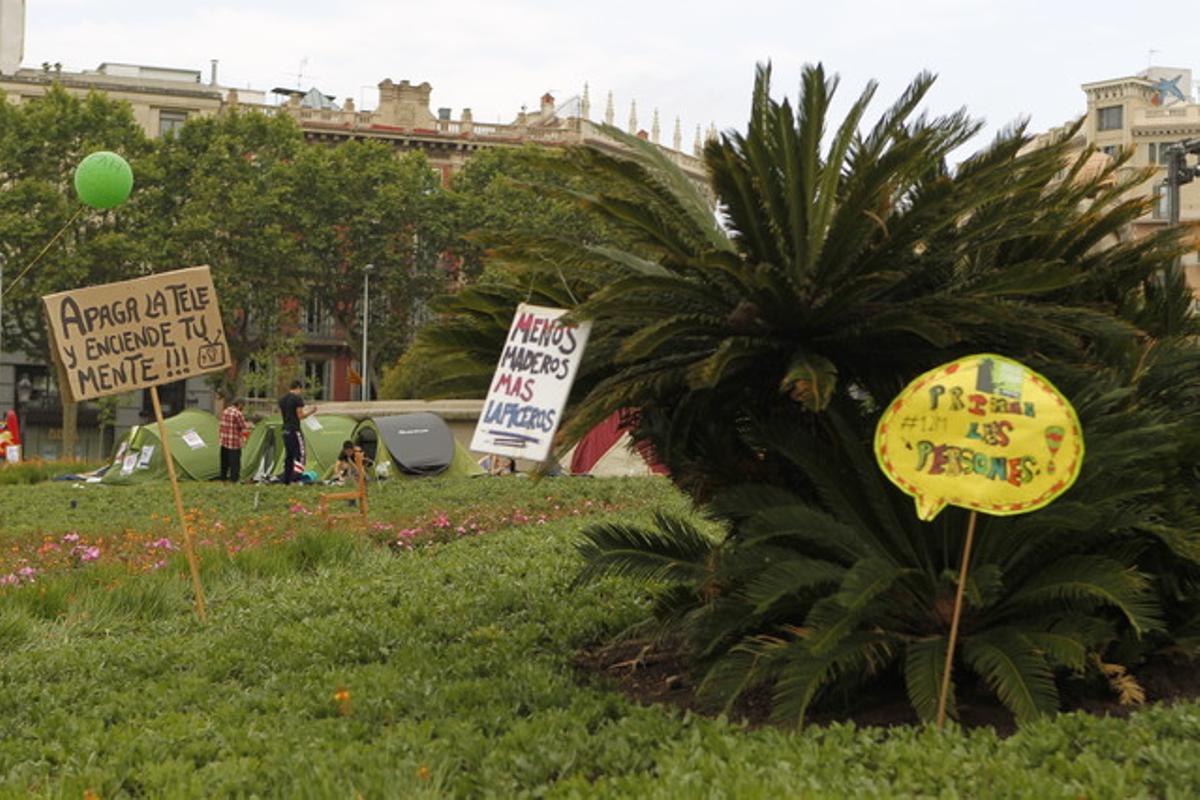 Tendes de campanya aquest diumenge a la plaça de Catalunya. Tendes de campanya aquest diumenge a la plaça de Catalunya.
