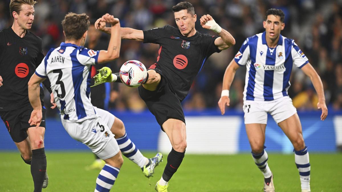 Lewandowski marca el 0-1 a la Real Sociedad, que luego fue anulado por el VAR.