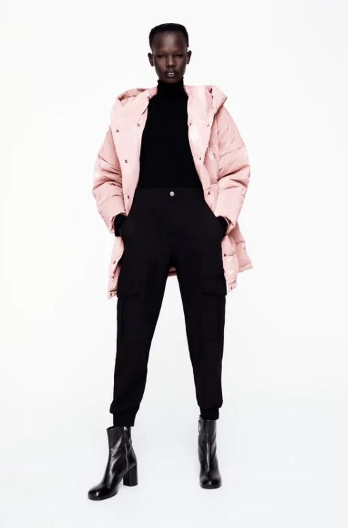 Abrigo rosa pastel tipo plumífero, de Zara