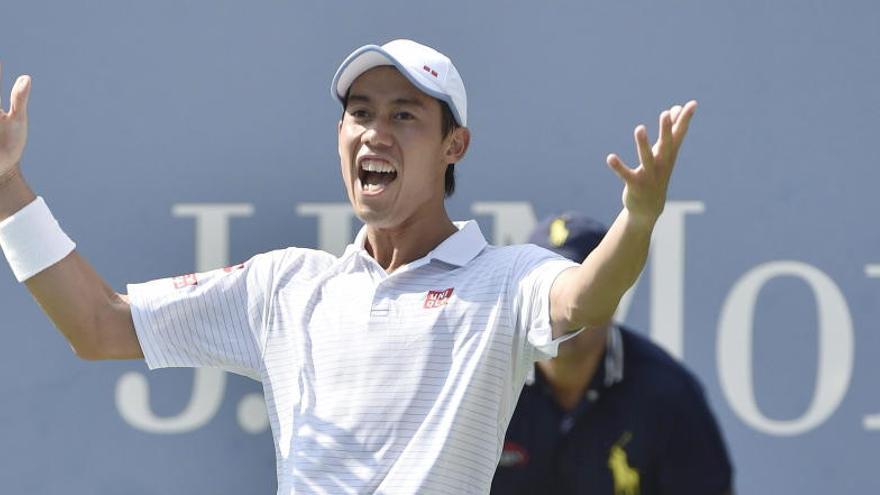 Nishikori celebra su victoria ante Djokovic.