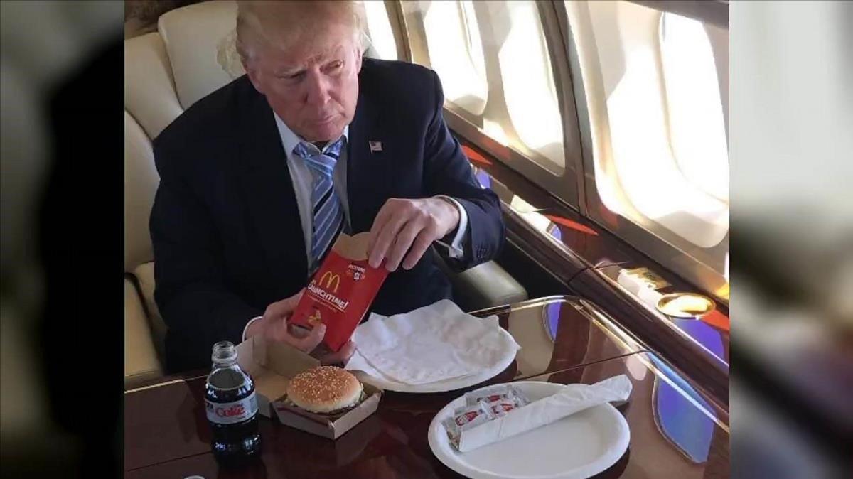 Trump disfruta d’un menú de McDonald’s a l’Air Force One.