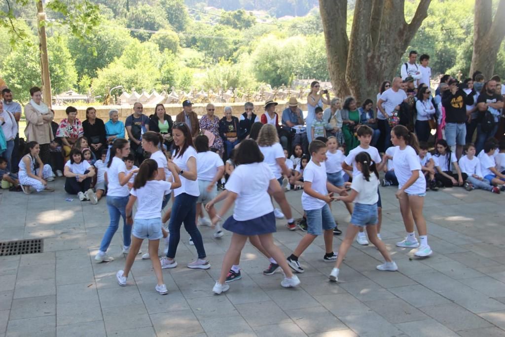 La danza llena el atrio de Darbo