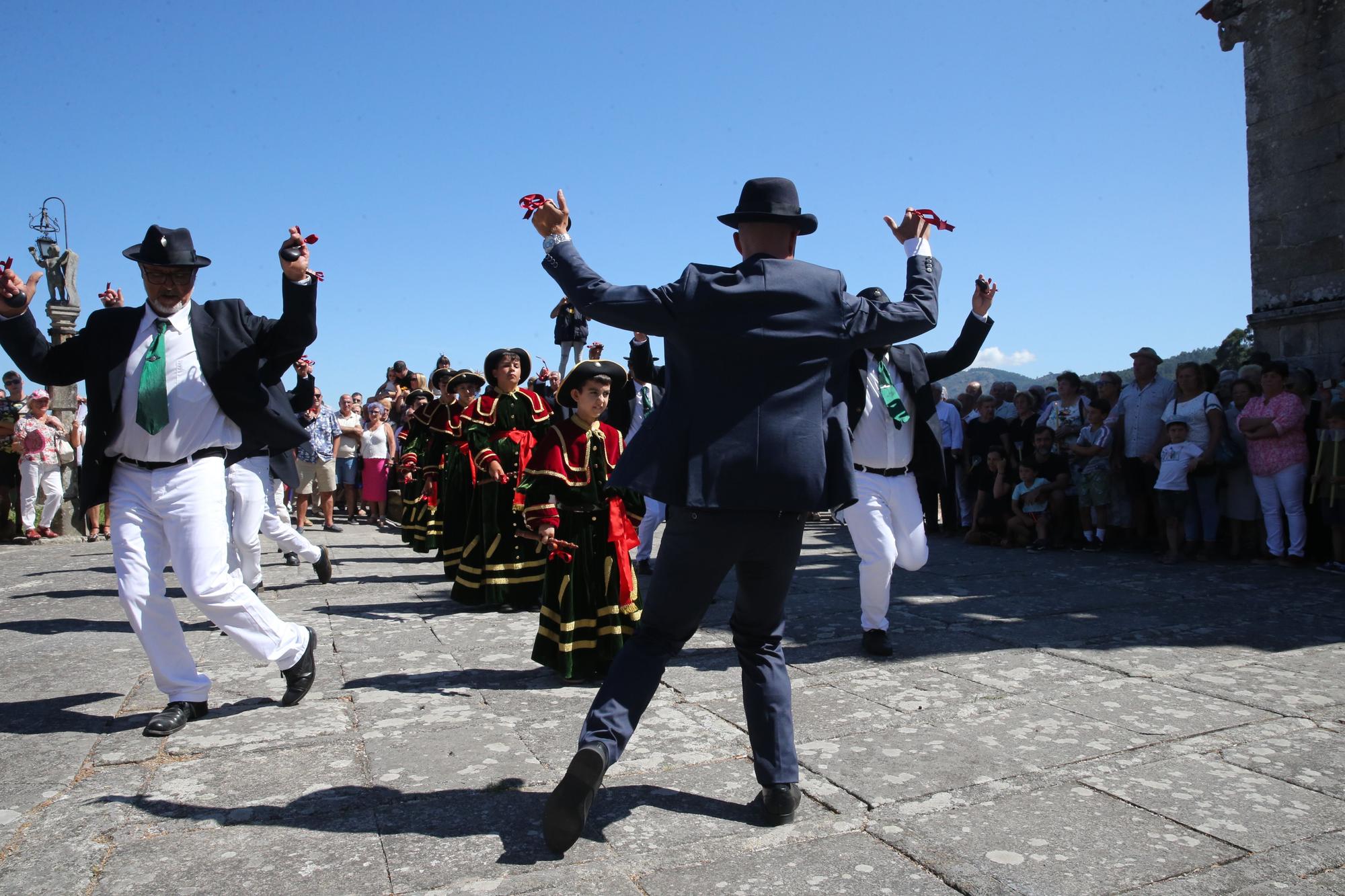 La procesión y la danza de San Roque de O Hío en imágenes (I)