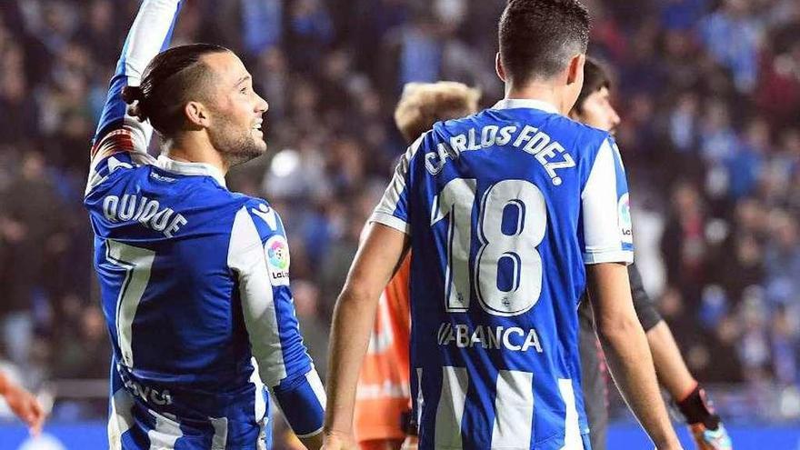 Quique González celebra uno de sus dos goles al Oviedo junto a Carlos Fernández, autor del tercero.