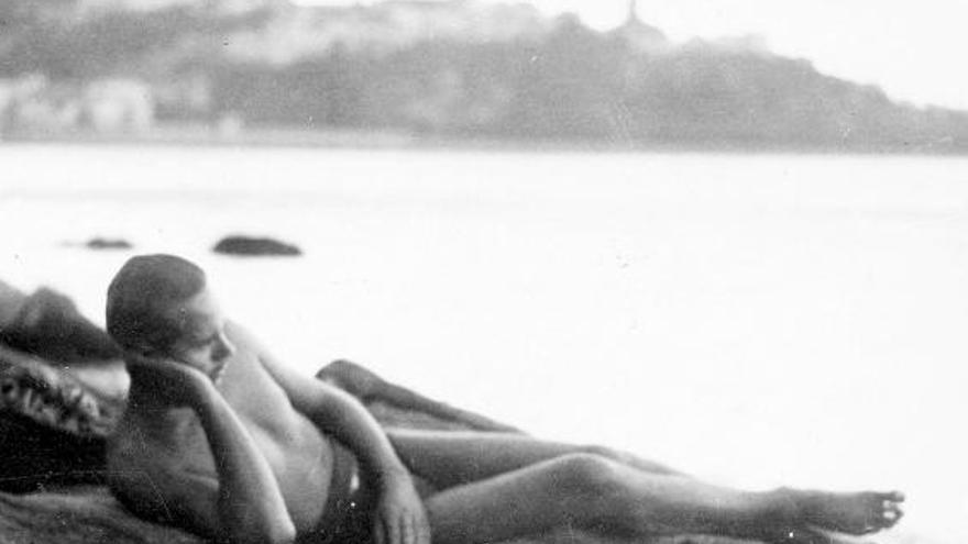 Cernuda, en el verano de 1935, en la playa de Salías, con Castropol al fondo.