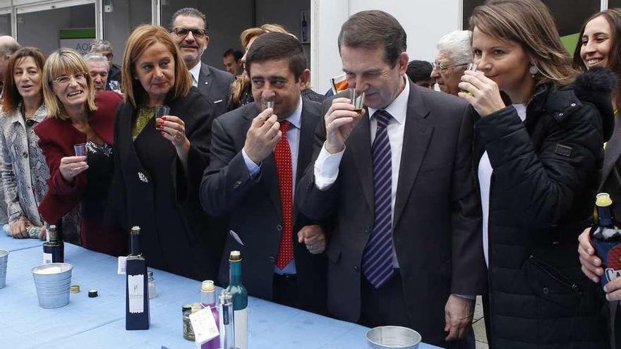 Jaén presume de aceite en la urbe olívica  |  Casi 90 empresarios de Jaén se han trasladado a Vigo para promocionar su aceite en una feria en Príncipe. A la inauguración acudieron su presidente provincial, Francisco Reyes, y la delegada de la Junta de Andalucía, Ana Cobo, en la foto, a los lados del alcalde vigués.