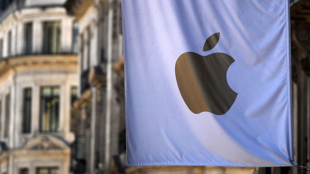 Una bandera con el logotipo de Apple ondea en su sede en Londres