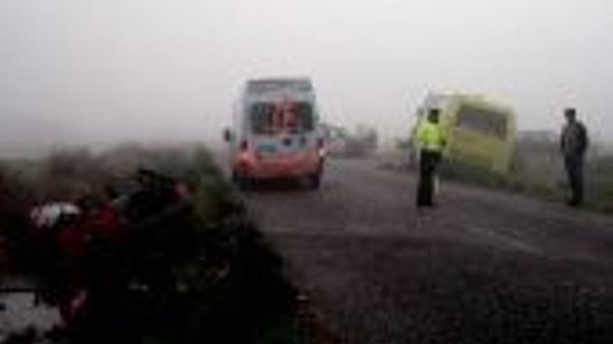 Herida grave al chocar contra un bus escolar