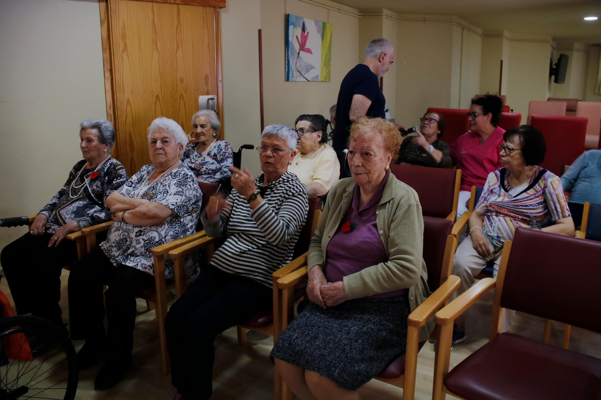 Usuaris de la residència de Ripoll durant la projecció