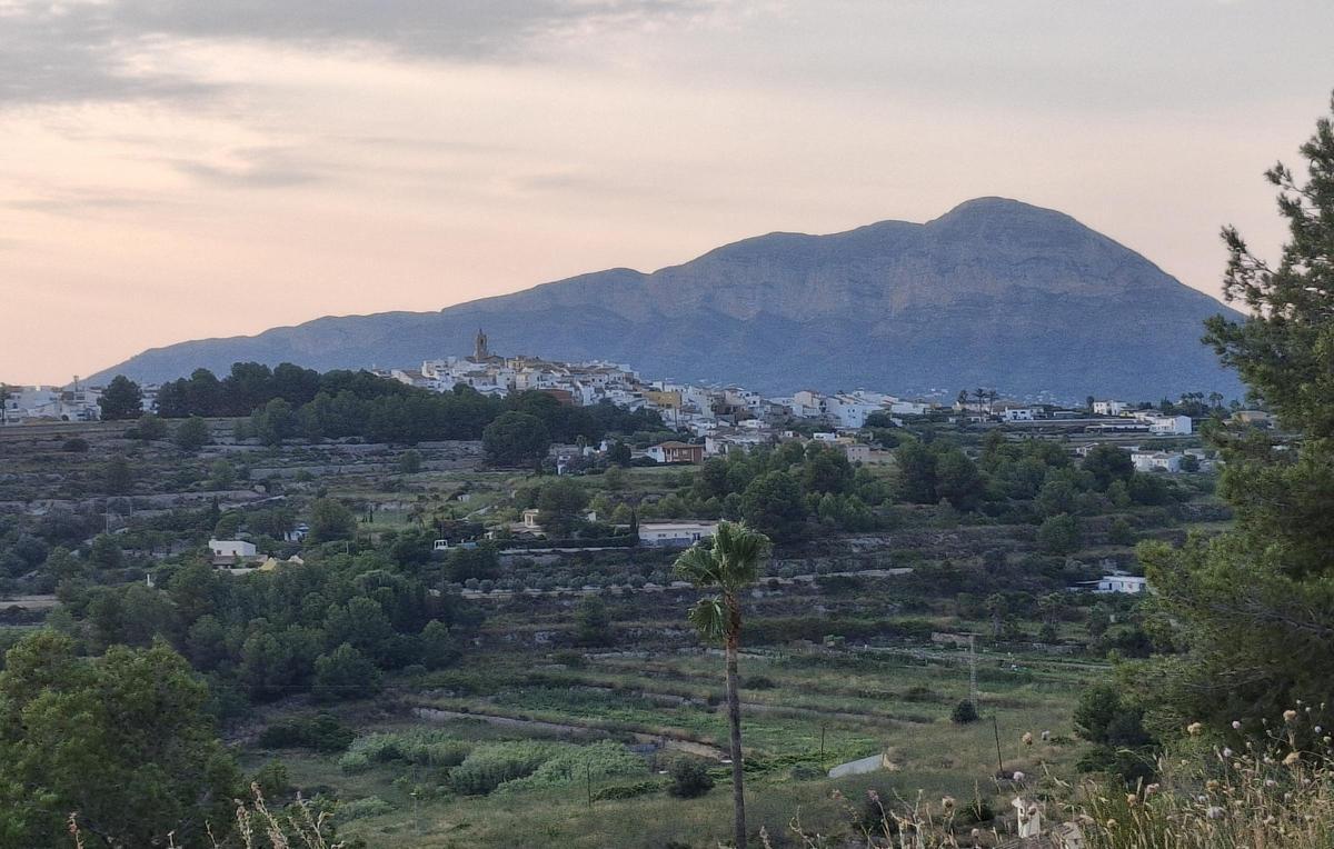 La otra perspectiva que se divisa desde esta cima: el Poble Nou de Benitatxell y el Montgó