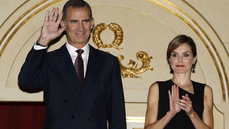 Los Reyes saludan al público asistente a la ópera en el Teatro Real.