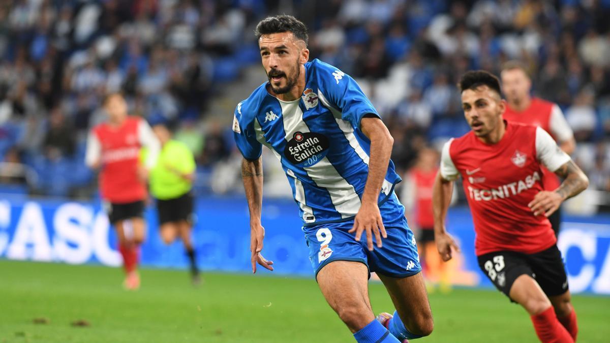 Alberto Quiles en un partido en Riazor.