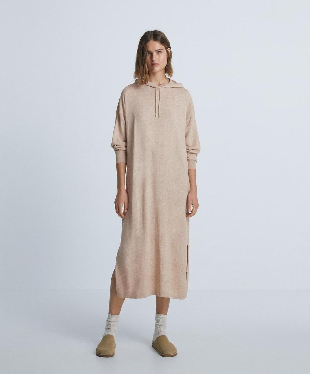 Vestido de punto con capucha, de Oysho