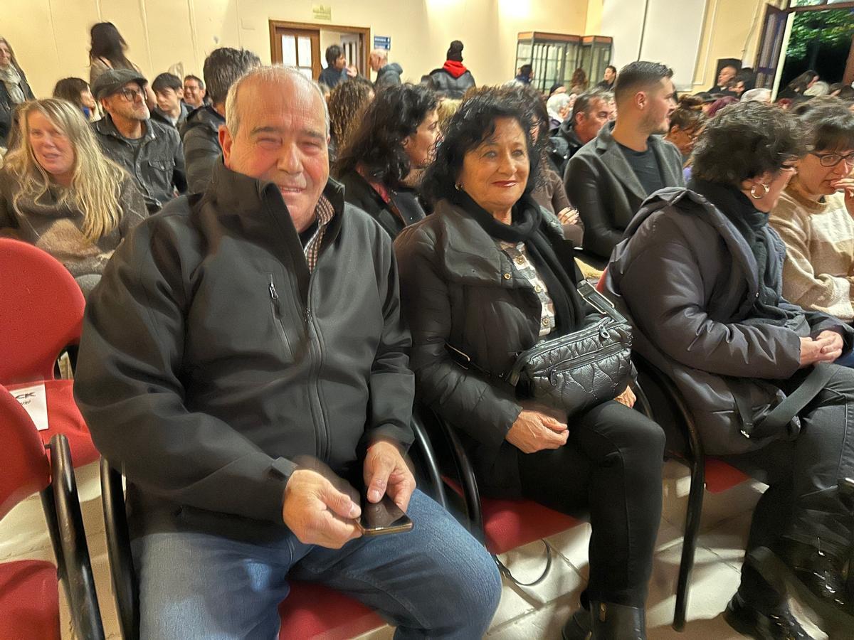 Los vecinos de Puerto de Vega Jesús Gión y Amalia Ramos, durante el acto.