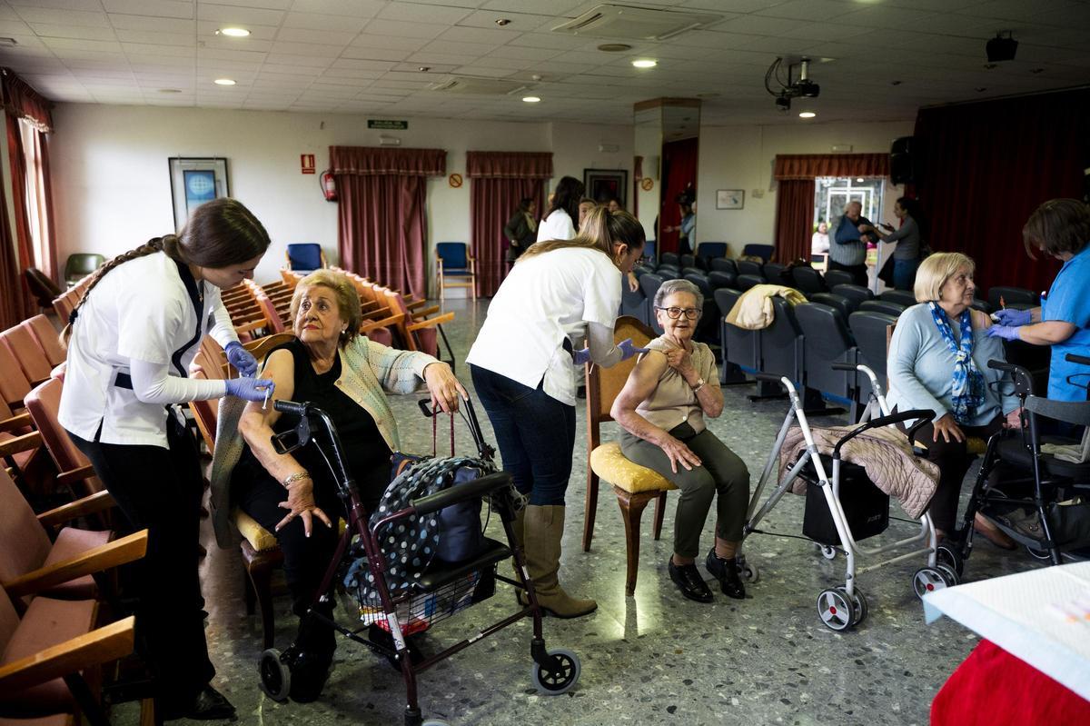 FOTOGALERÍA | Los mayores extremeños se vacunan del VRS