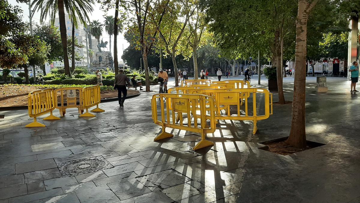 El pavimento de la plaza de España, nuevamente en reparación.
