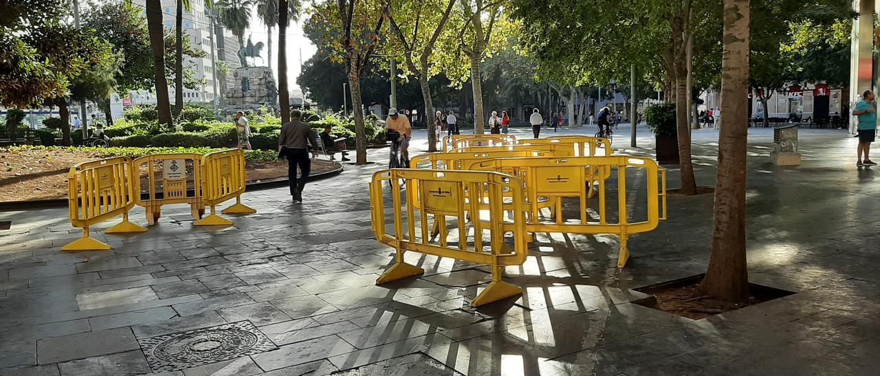 El pavimento de la plaza de España, nuevamente en reparación.