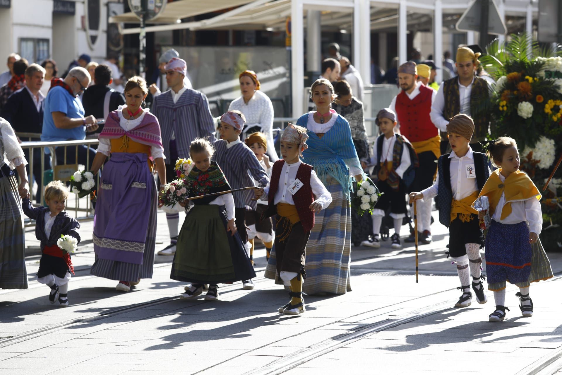 En imágenes | Zaragoza vive su día grande con la Ofrenda de Flores a la Virgen del Pilar
