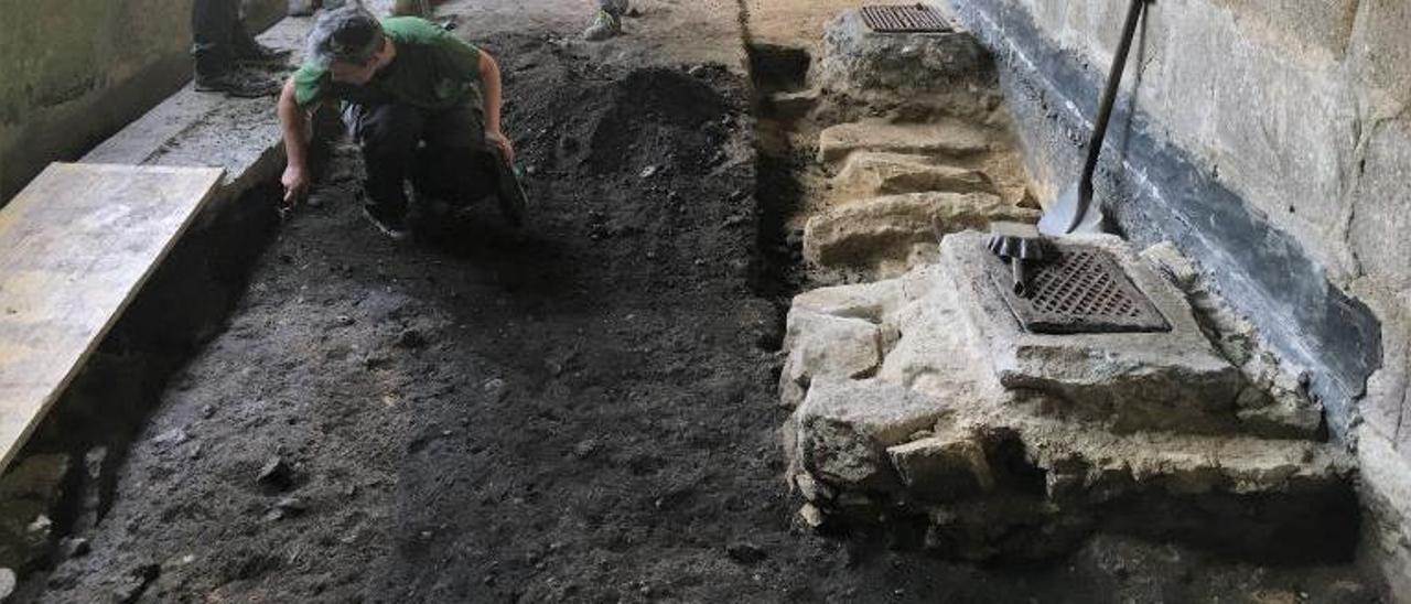 Un espacio de tierra más clara sobre la negra natural muestra ya una de las tumbas descubiertas bajo el atrio del convento.   | // FDV