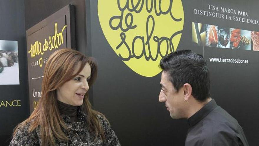 Silvia Clemente charla con un cocinero en el stand de Castilla y León.