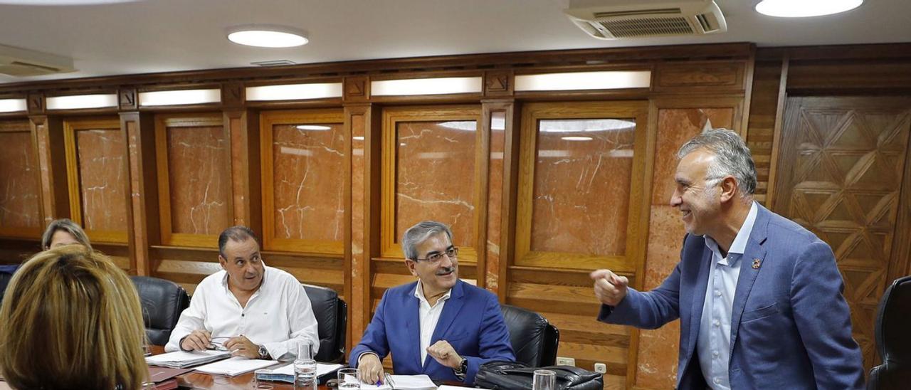 El presidente regional, Ángel Víctor Torres, junto a Román Rodríguez y Blas Trujillo, en el Consejo de Gobierno de ayer.