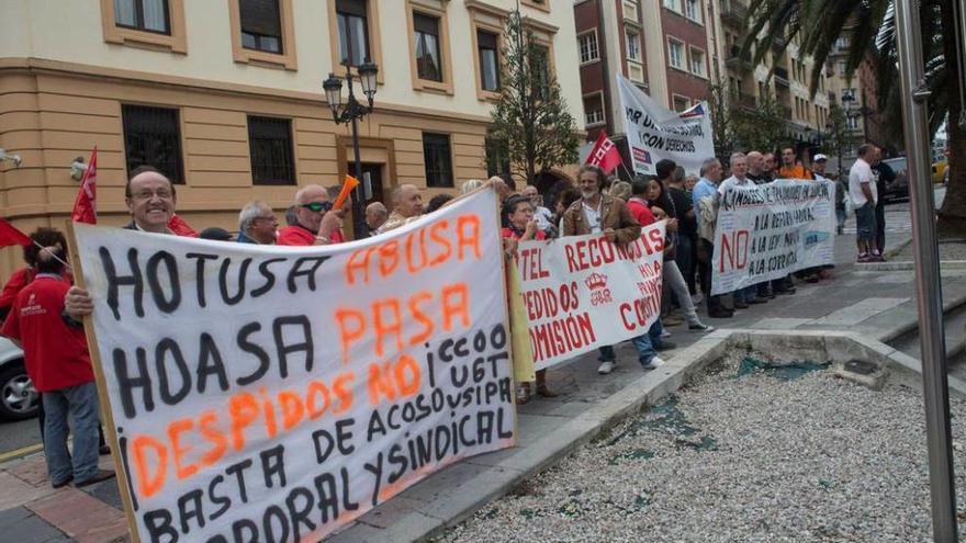 Vuelven las protestas ante El reconquista. El comité de empresa del hotel de la Reconquista reanudó ayer las concentraciones por los despidos y las condiciones laborales en el establecimiento ovetense.