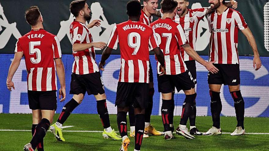 Los jugadores del Athletic celebran el gol del empate. | // EFE