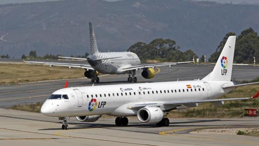 Una avión de Air Europa y otro de Vueling en el aeropuerto de Vigo. // Marta G. Brea