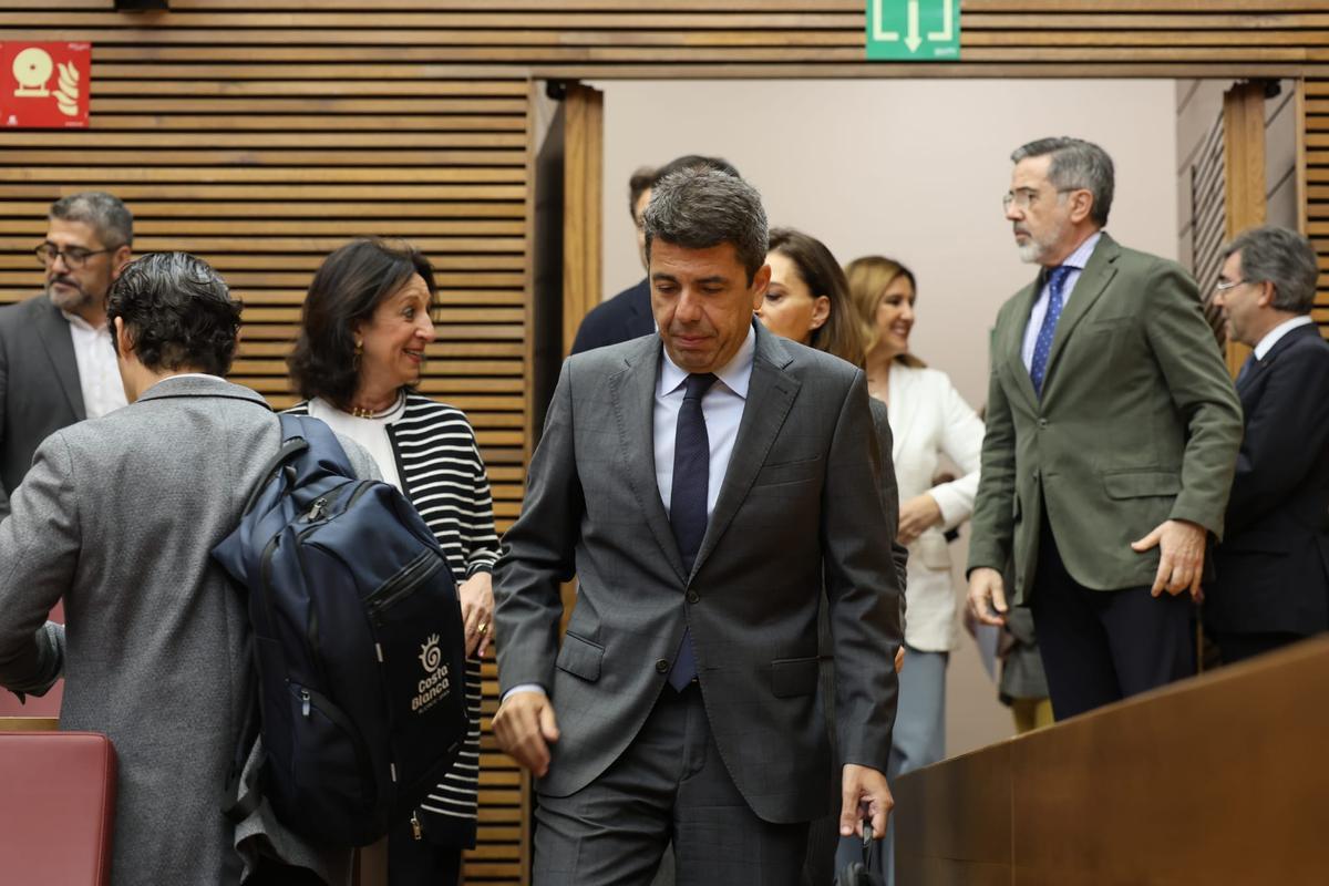 Mazón entre en el pleno de las Corts antes de la sesión de control, este miércoles.