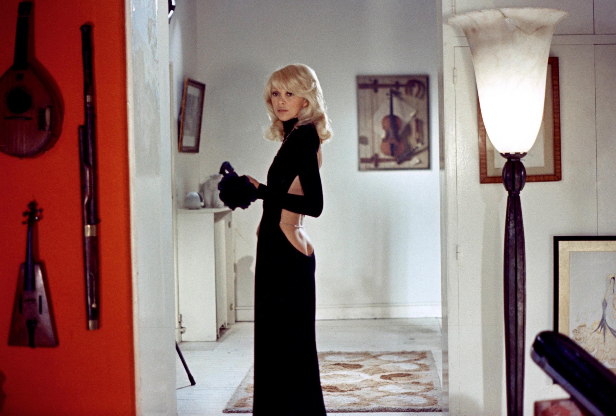 Mireille Darc en el set de El Gran Rubio con el Zapato Negro (1972)