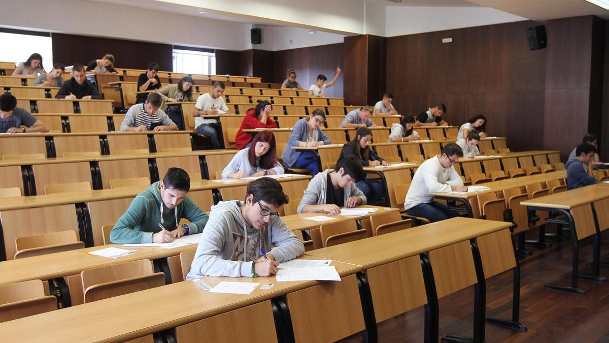 Alumnos universitarios durante unos exámenes.