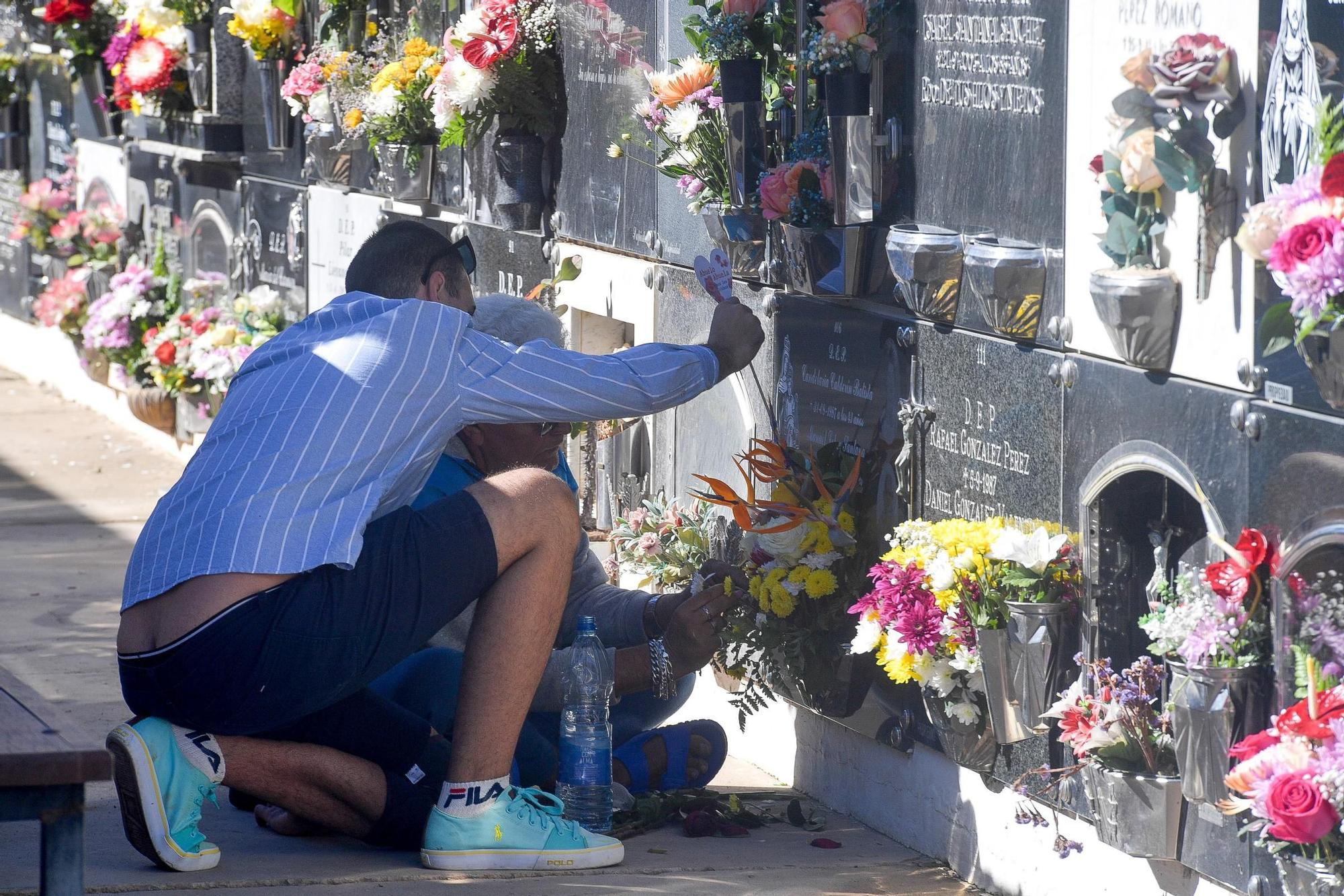 Día de Todos los Santos en cementerios de Gran Canaria