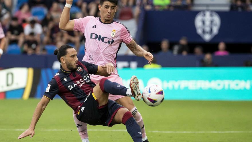 Colombatto disputa un balón con Kochorashvili en el partido de los azules en Valencia. | LNE