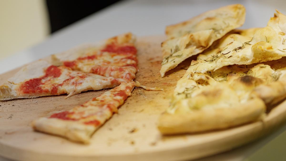 La pizza se cuela, junto al pescado, entre los reyes de la gastronomía gaditana.