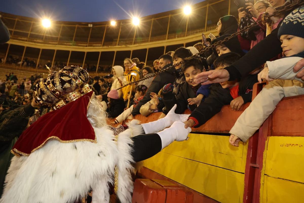 Alicante se rinde a los Reyes Magos pese a la lluvia: así se vivió la recepción en la plaza de toros