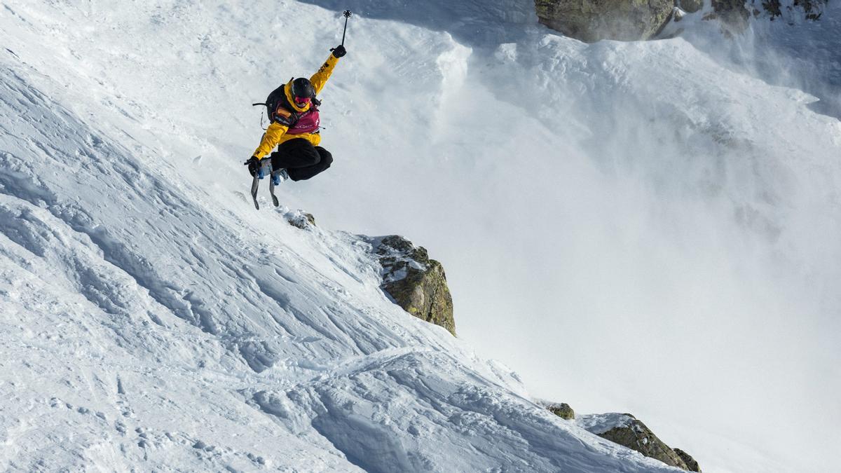 Abel Moga realiza un salto durante el Baqueira Beret Pro del Freeride World Tour 2023.