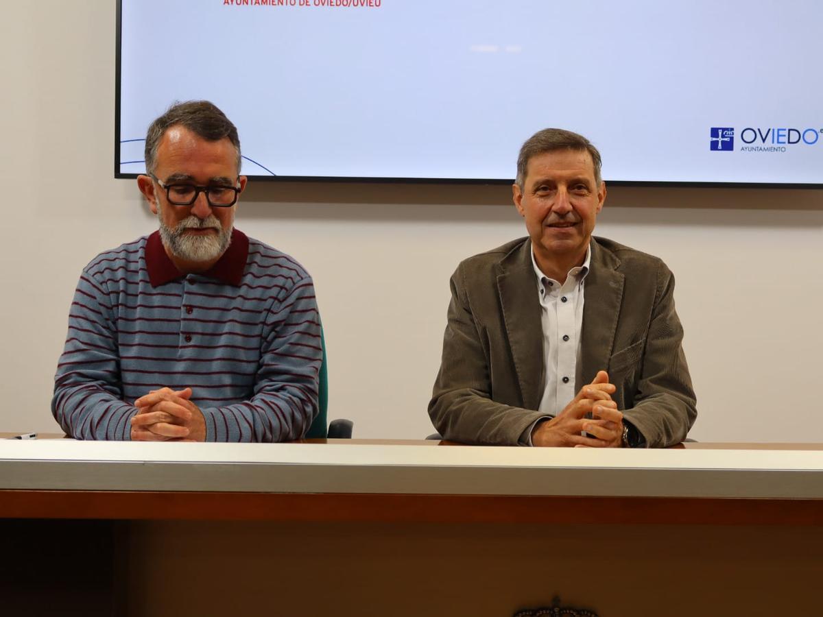 Juan Álvarez y Carlos Llaneza en la sala de prensa del Ayuntamiento.