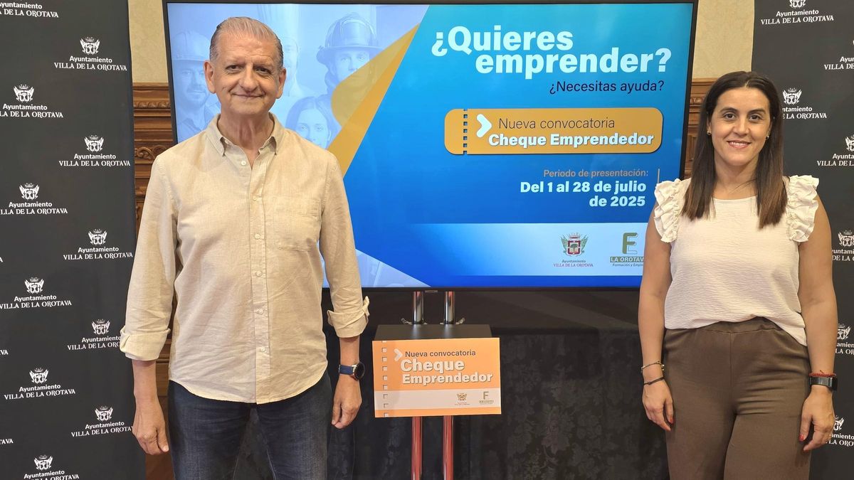 El alcalde de La Orotava, Francisco Linares, posa con la concejala de Formación y Empleo, Deisy Ramos.