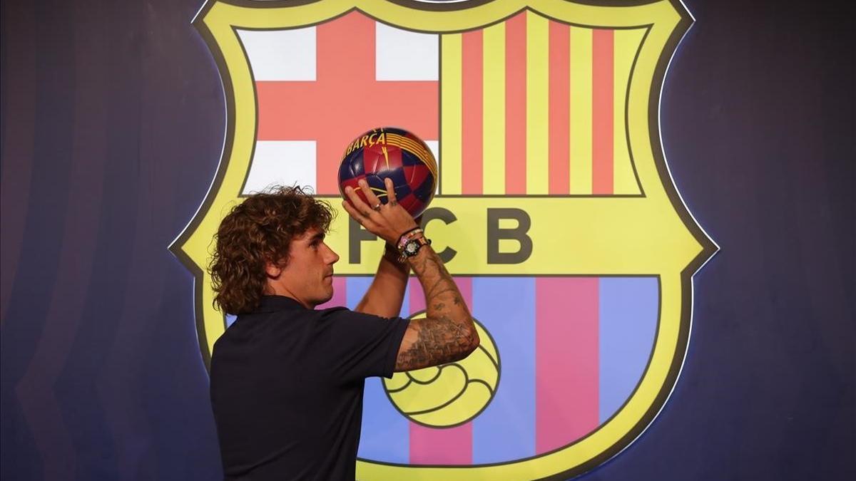 Griezmann simula tirar a canasta tras el posado en la tienda del Barça junto al Camp Nou.